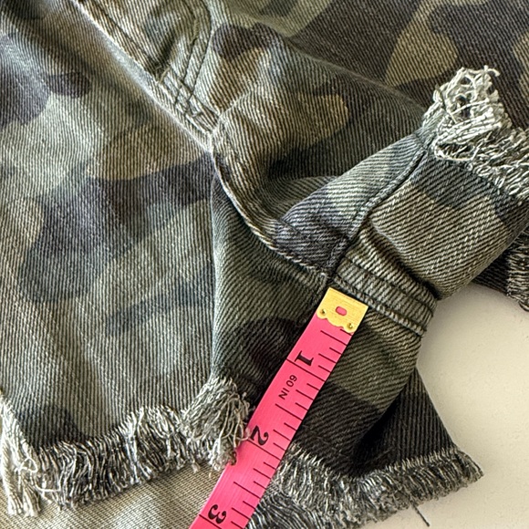 We The Free Free People Camo Distressed Jean Shorts | Size 30 - Picture 10 of 11